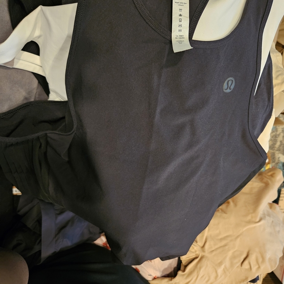 NWOT Lululemon Black Tank Top w/Pleated Sheer Mesh Side Panels - Size 8 - Picture 5 of 5